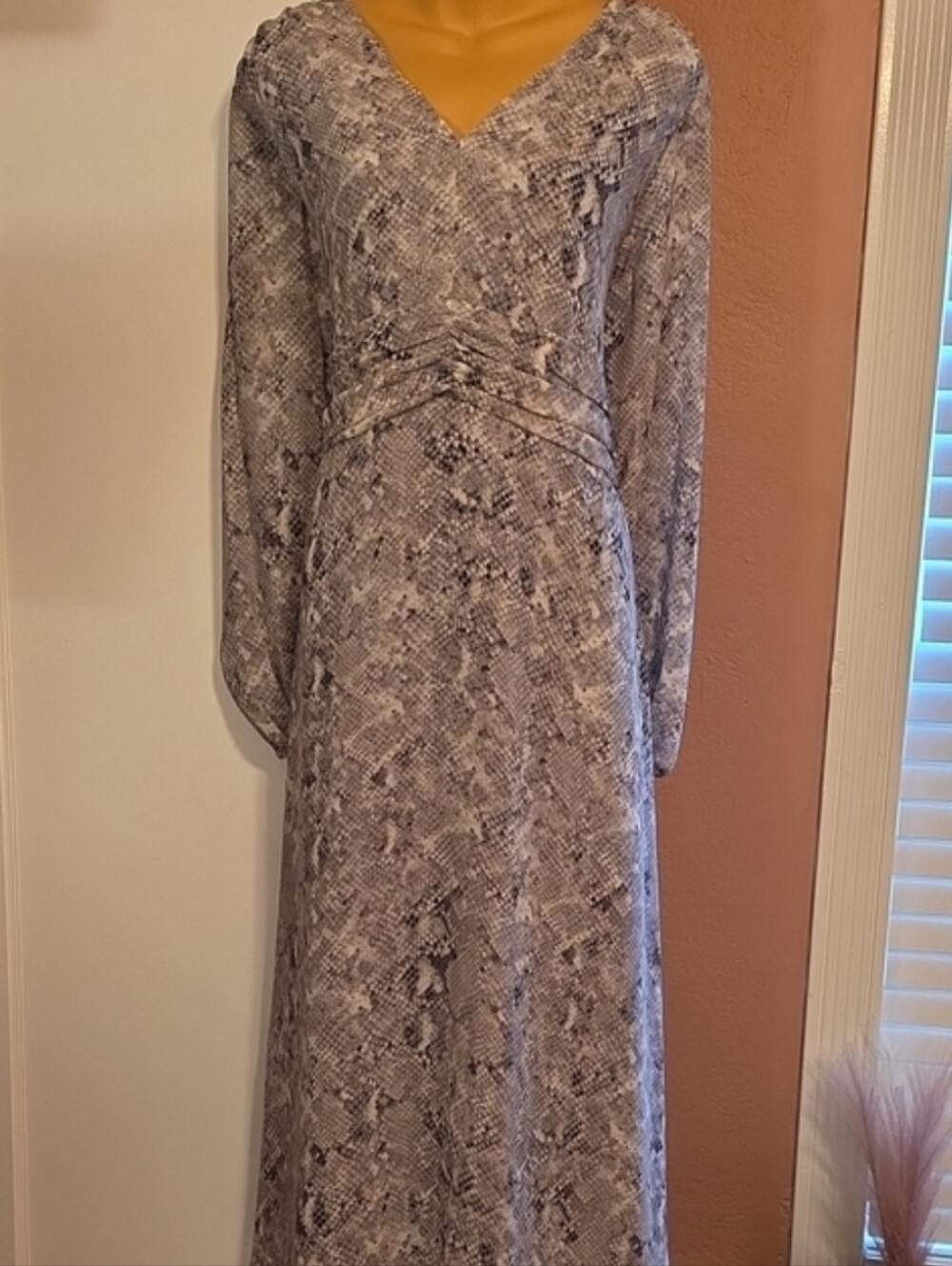 Ann Taylor Long Sleeve V-Neck Midi Dress in Grey Design